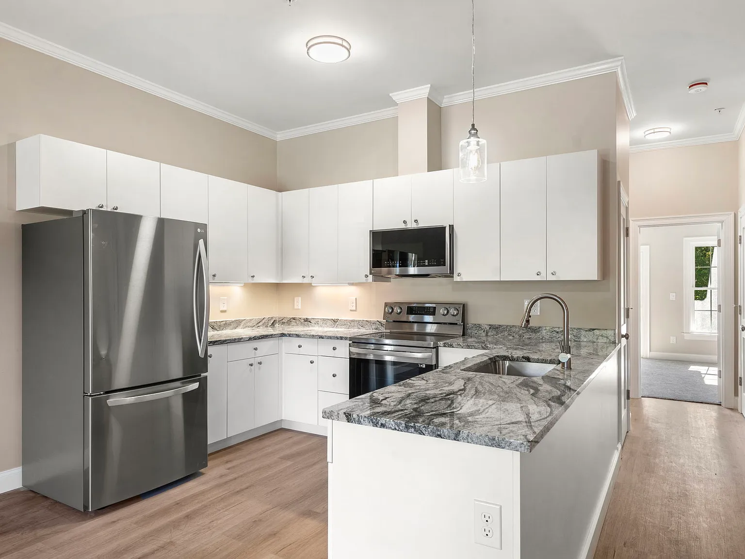1 bed, 731 sqft, $2,600 — Photo 4