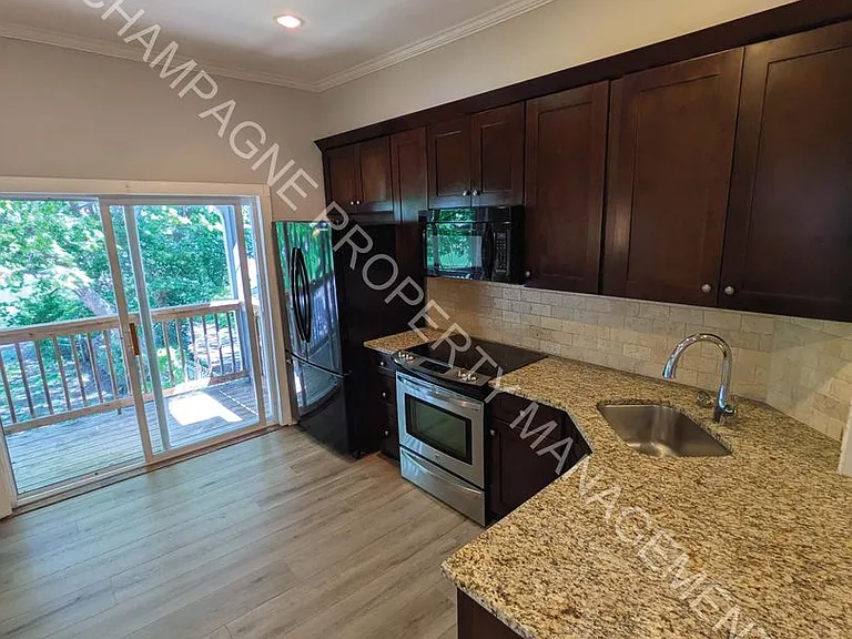 2523 Charlotte St — Photo 5