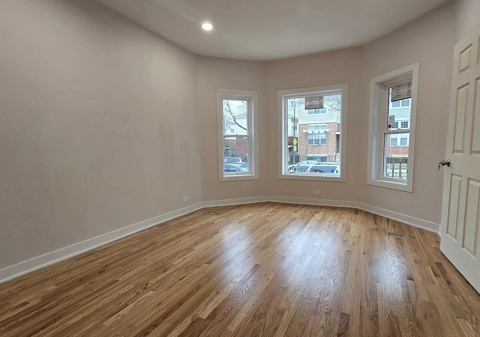 3 bed, 1200 sqft, $2,100 — Photo 2