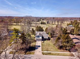 630 Greenbrier Ln, Crystal Lake, IL 60014