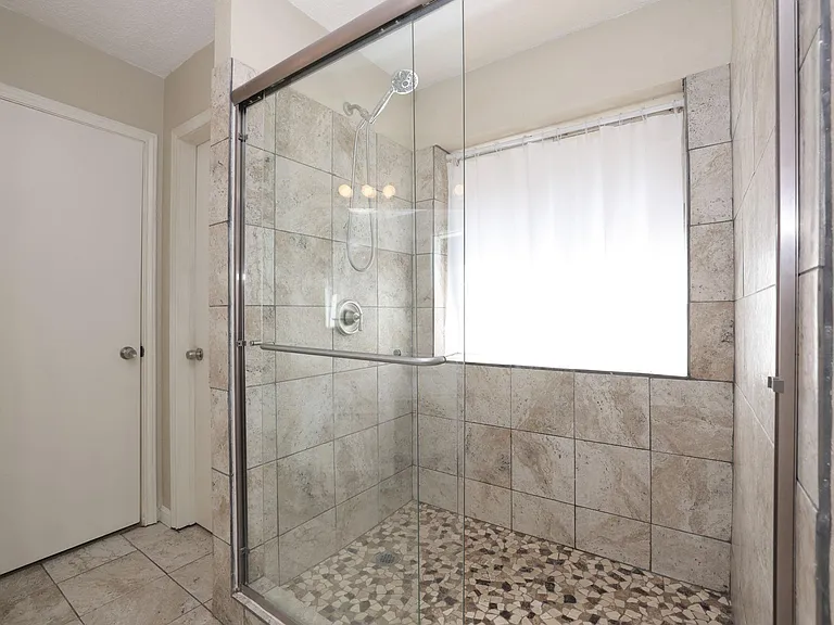 16035 Hollow Rock Dr — Photo 22