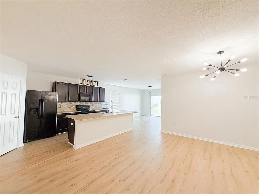 4 bed, 2.0 bath, 1835 sqft, $2,100 — Photo 4