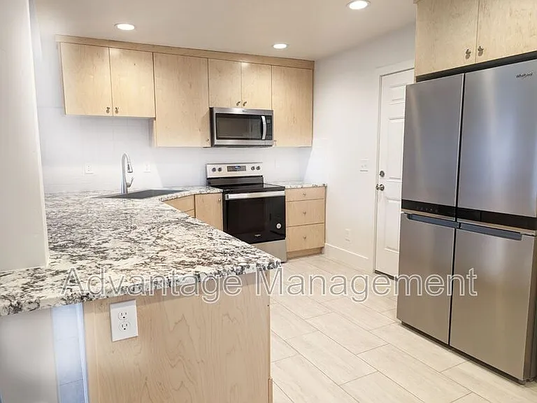 467 E Elm St — Photo 8
