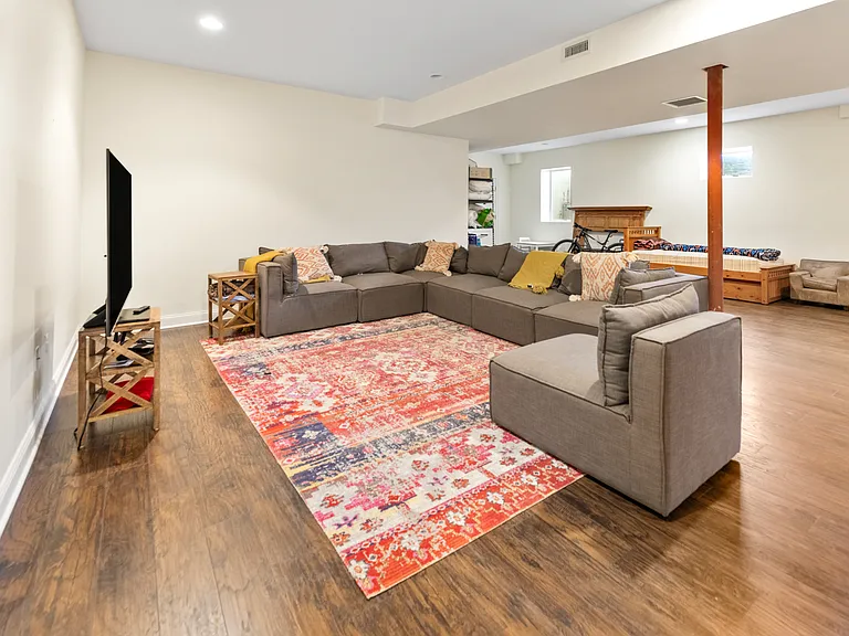 Hillside Dr W — Photo 28