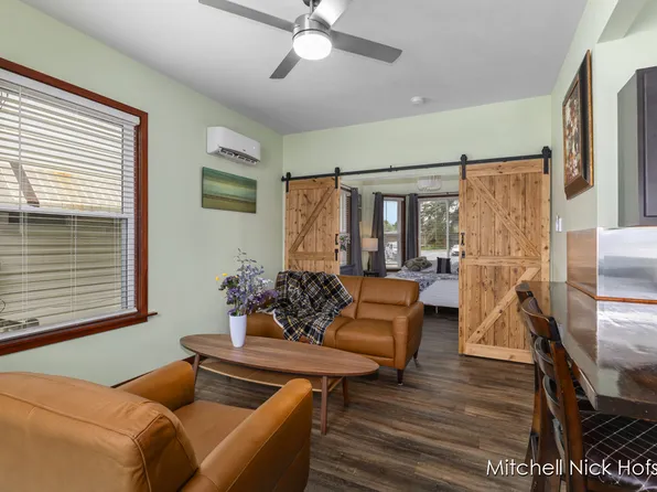 941 Leonard St NW #1, Grand Rapids, MI 49504