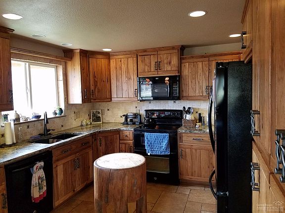 4th image of 2543 NE Sunset View Ln