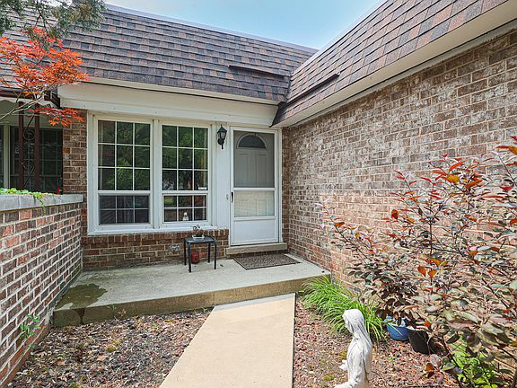 3rd image of 1S296 Dillon Ln