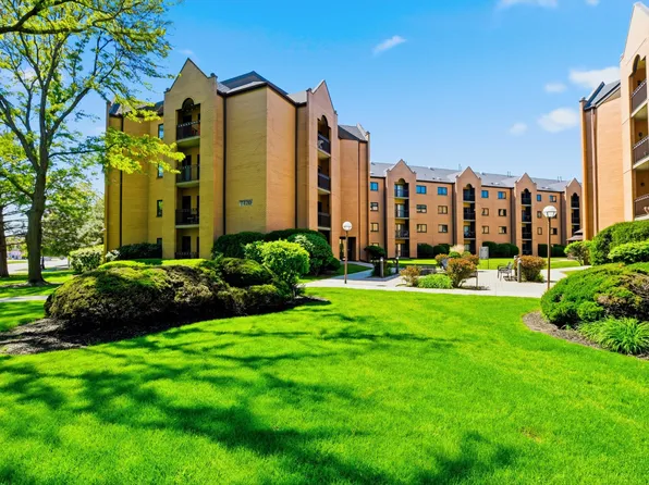 7420 W Lawrence Ave Unit 202, Harwood Heights, IL 60706