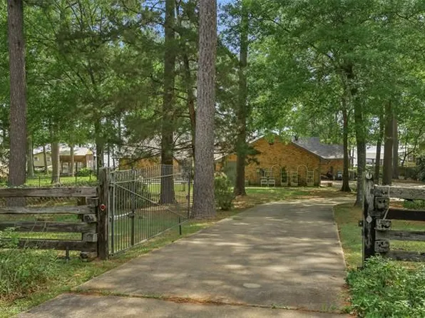 736 W Lakeshore Dr, Benton, LA 71006