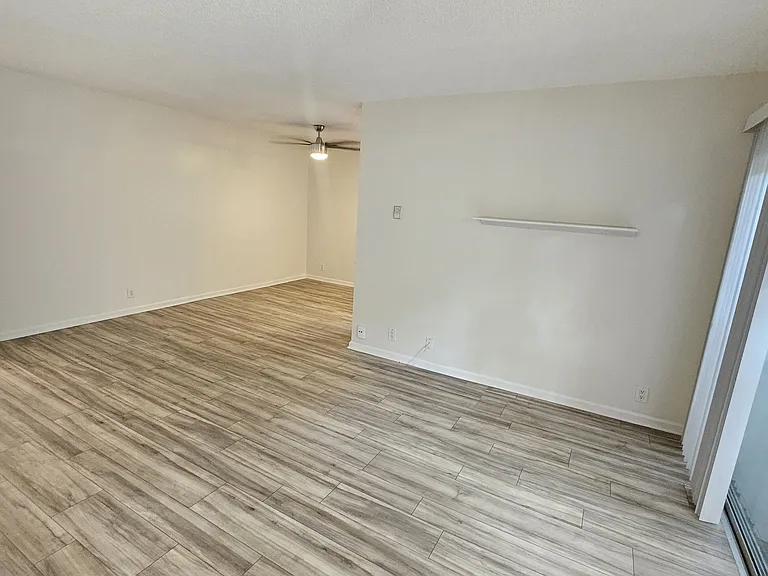 2130 N Beachwood Dr #4 — Photo 7