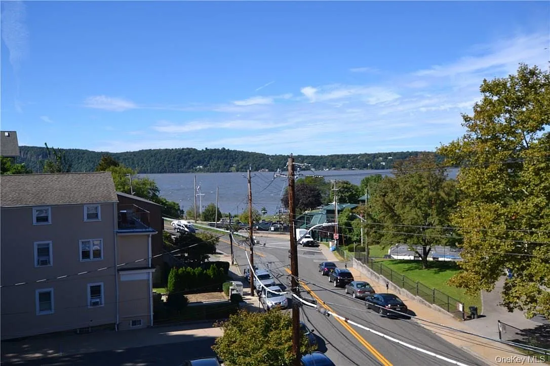 1 bed, 1.0 bath, 740 sqft, $2,450 — Photo 2