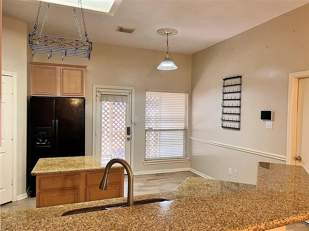 2 bed, 2.0 bath, 1821 sqft, $1,800 — Photo 4