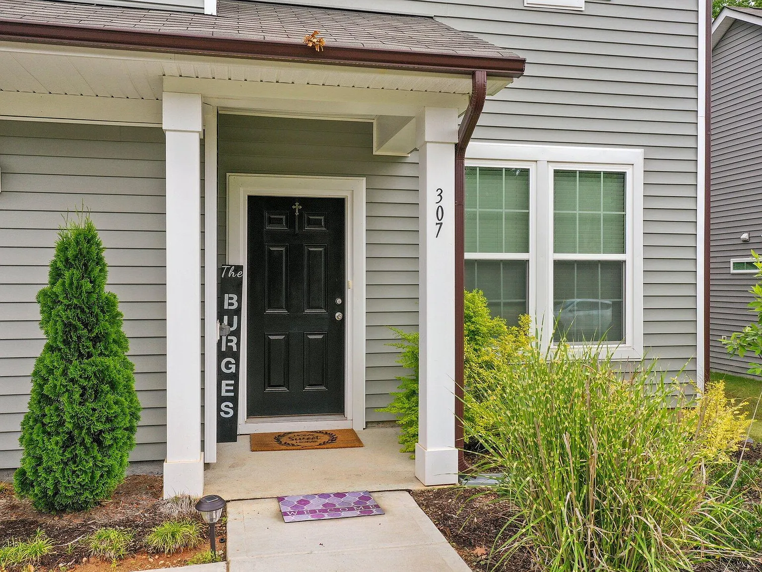 4 bed, 3.0 bath, 2400 sqft, $2,200 — Photo 2