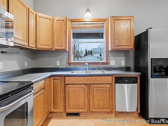 5th image of 211 N Queen St