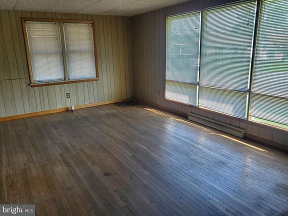 4th image of 303 Market St