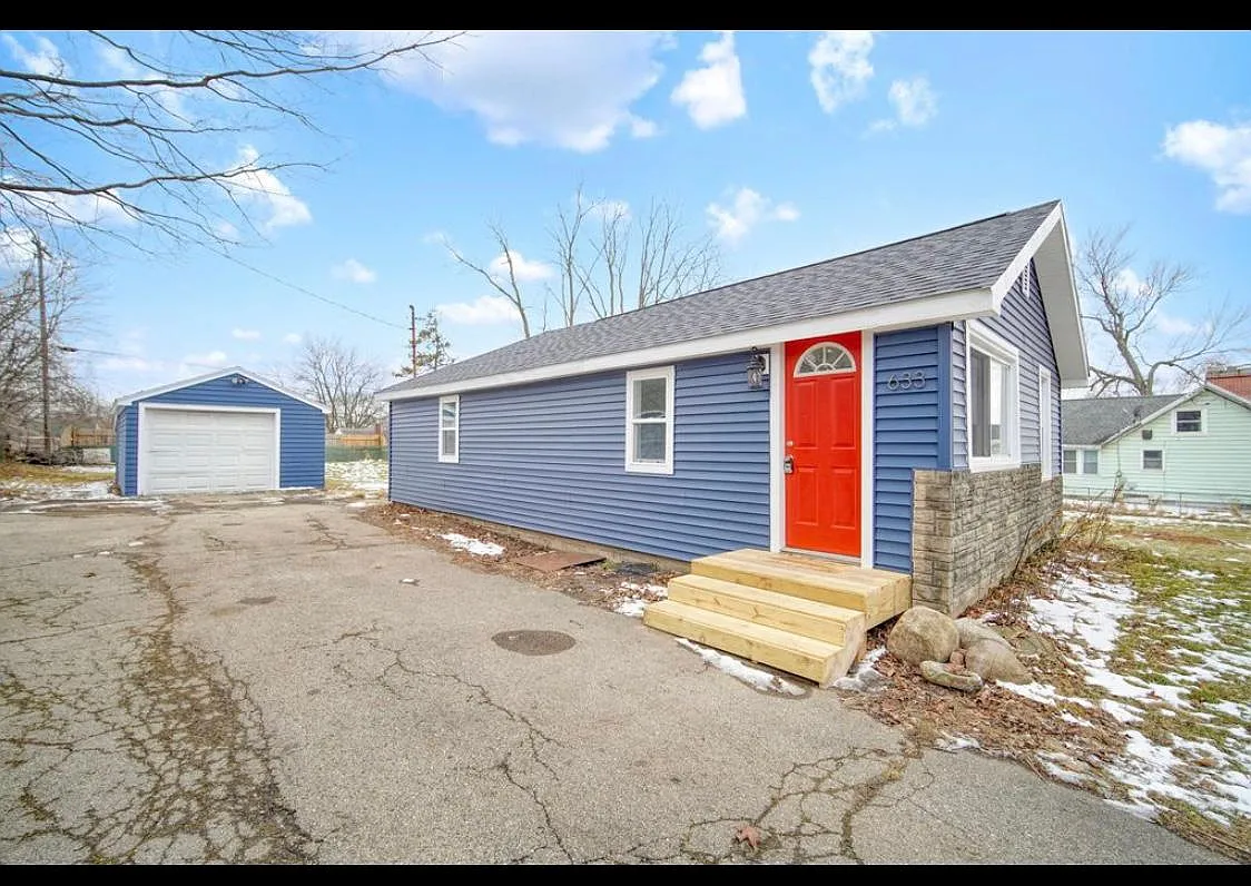 633 Andrew Ave photo 1