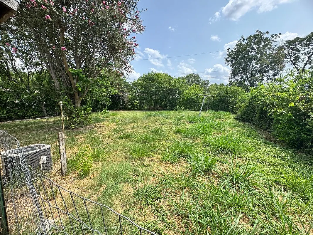 3 bed, 1.0 bath, 946 sqft, $1,100 — Photo 4