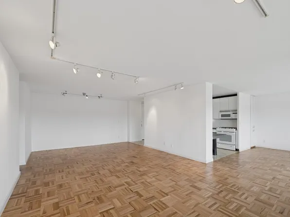 166-25 Powell Cove Boulevard image 4 of 37