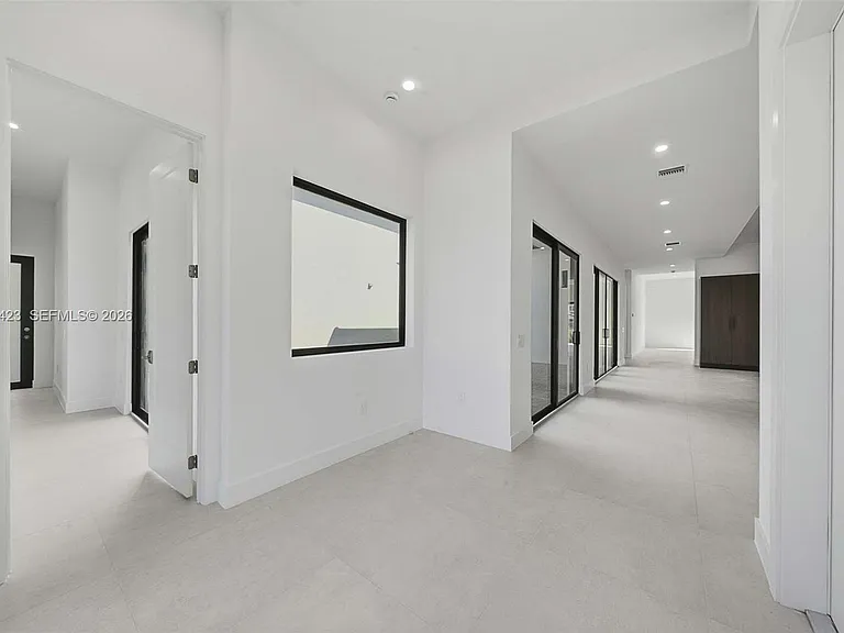 5718 Ashwood Cir W — Photo 15