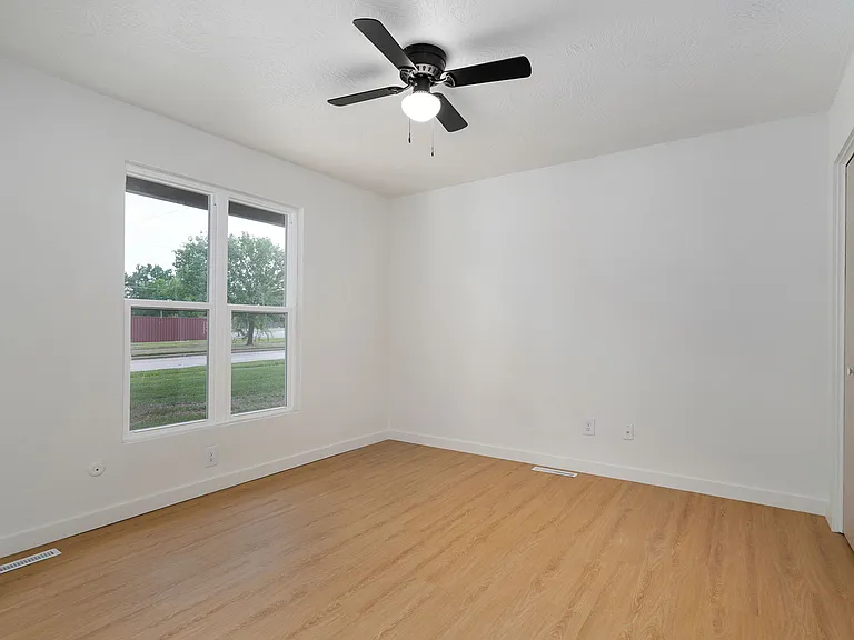 2023 E Battlefield Rd — Photo 29