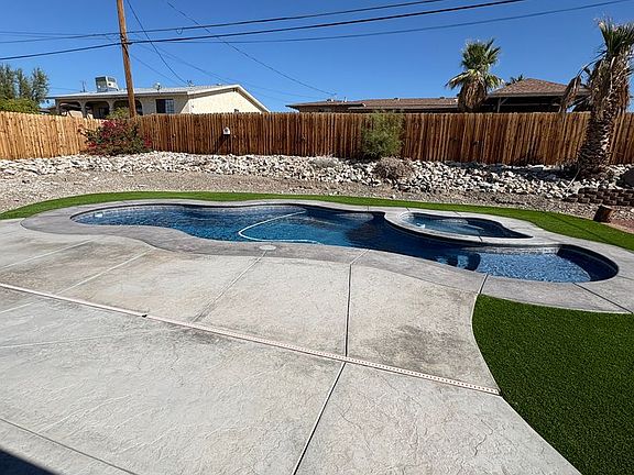 2nd image of 410 Acoma Blvd N
