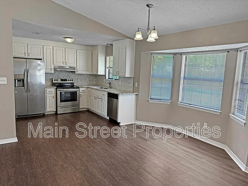 4 bed, 2.0 bath, 1729 sqft, $1,895 — Photo 4