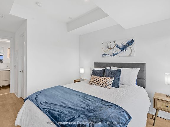 4th image of 21 Park St E #805