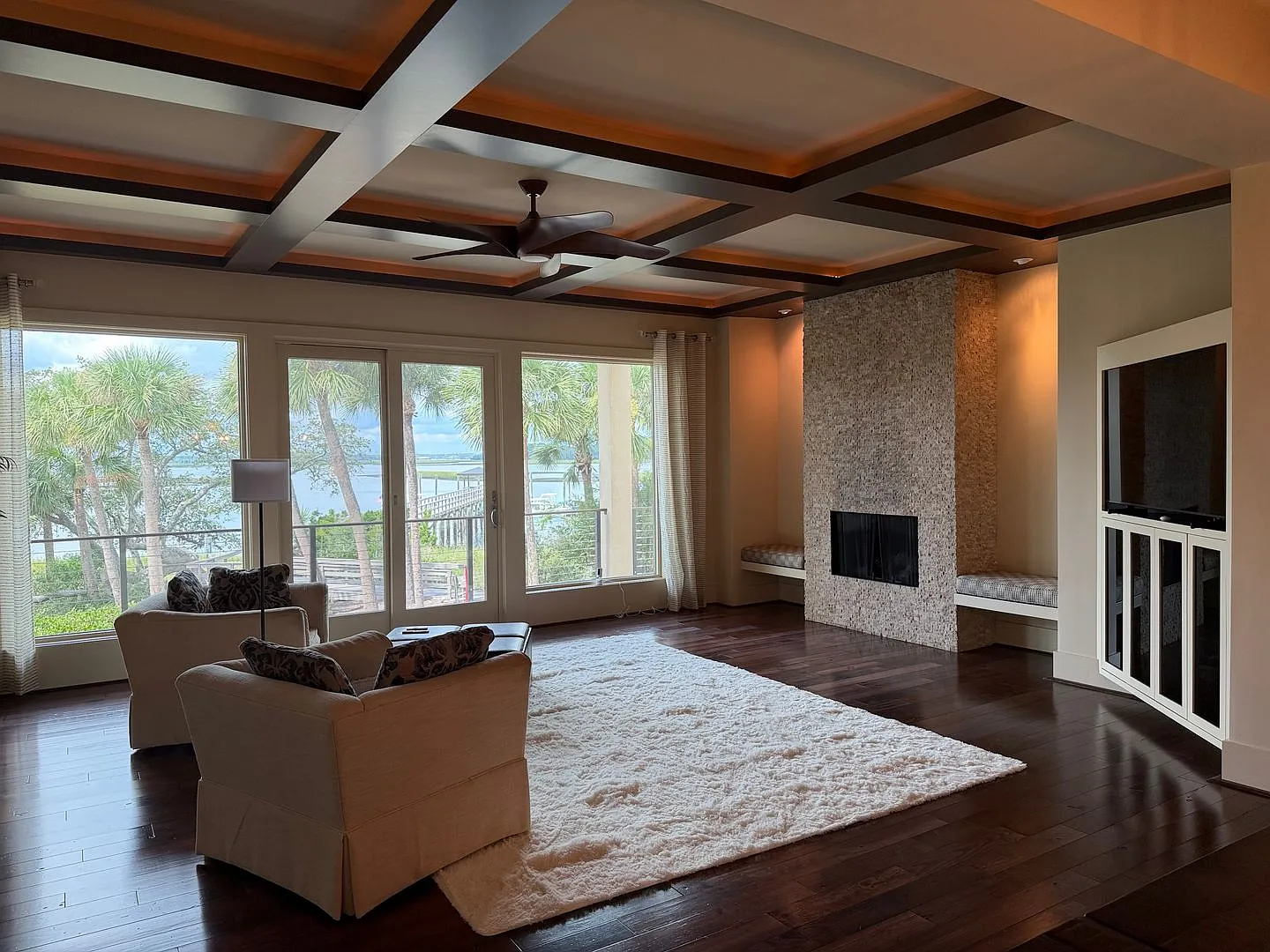 Exquisite Waterfront Home with Pool and Elevator — Photo 4