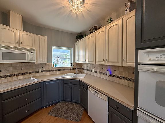 3rd image of 55 Weatherwood Pl