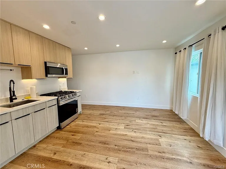 6902 Corbin Ave — Photo 3