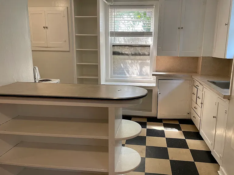 1010 W Franklin St — Photo 5