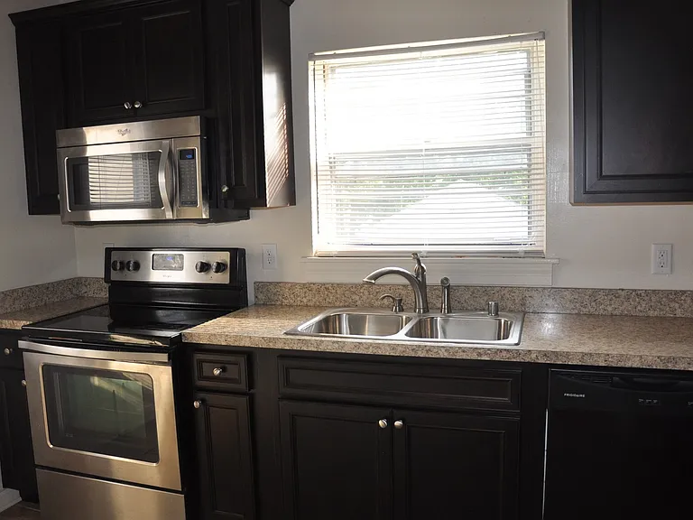 720 Addison Ave — Photo 5