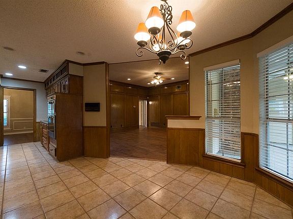 4th image of 1909 Royal Crest Dr