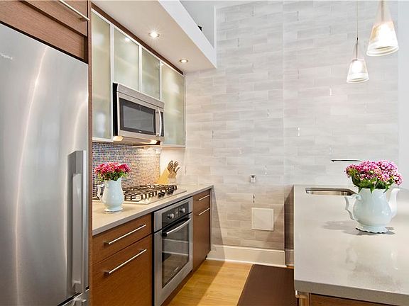 3rd image of 326 Melrose St APT 1B