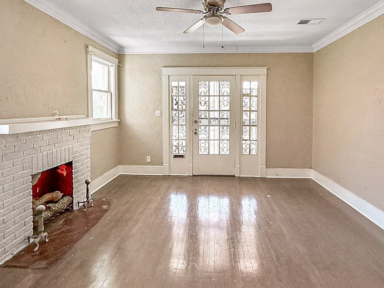1826 Waverly Ave — Photo 3