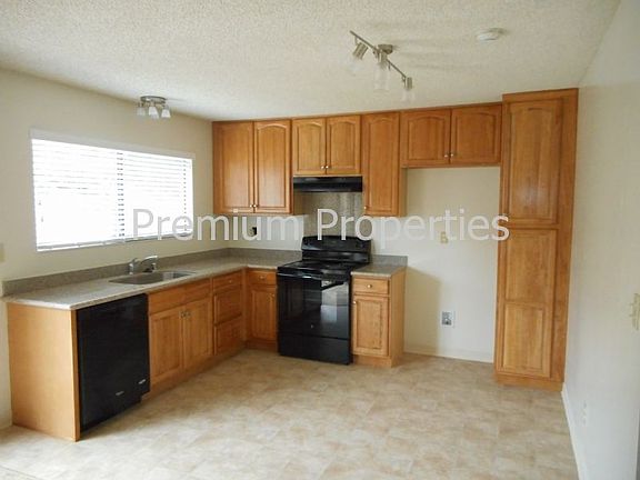 5th image of 942 Marie Ave