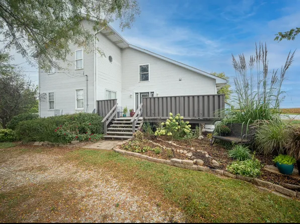 7487 E 2250s Rd, Saint Anne, IL 60964