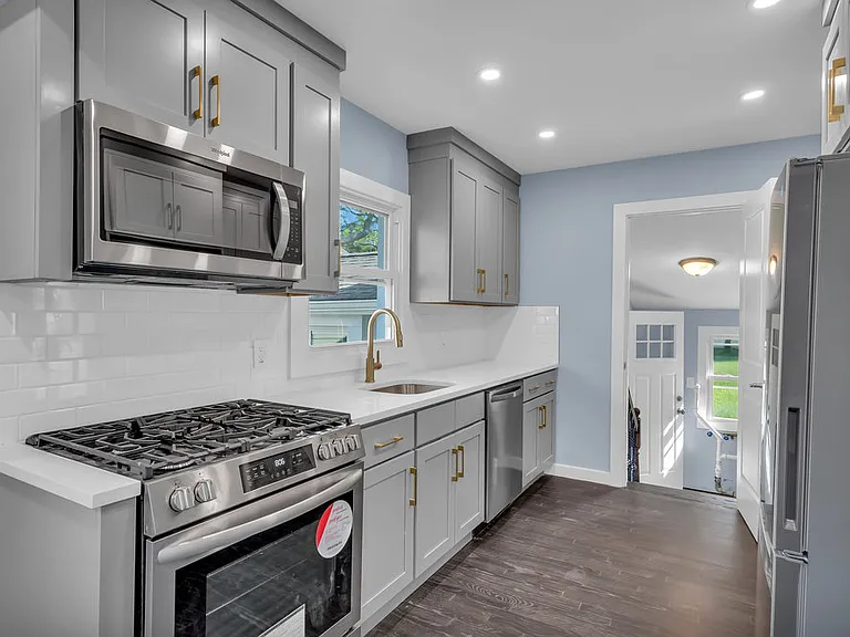 32 Northfield Ave — Photo 4