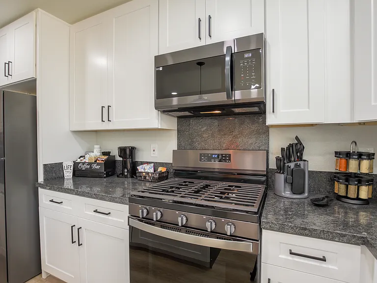 1113 Cypress Ave — Photo 3