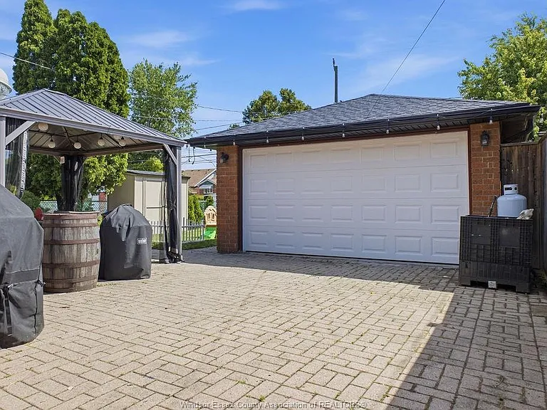 1646 Langlois Ave — Photo 37