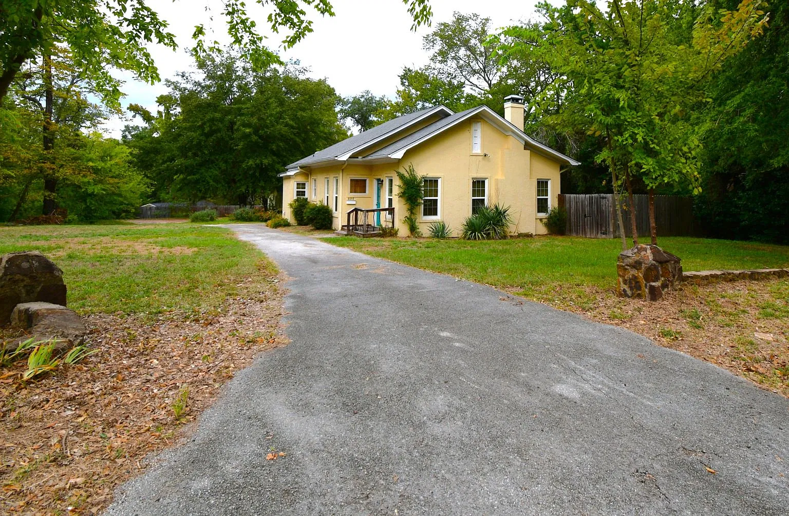 Charming 2 Bedroom, 2 Bath Home - Water & Trash Included! — Photo 2