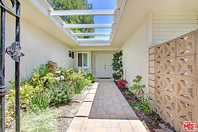 4 bed, 2.5 bath, 2293 sqft, $9,050 — Photo 2