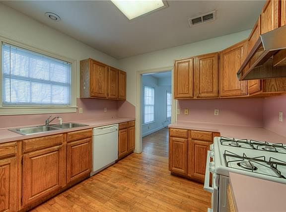 5th image of 5212 Woodview Ave