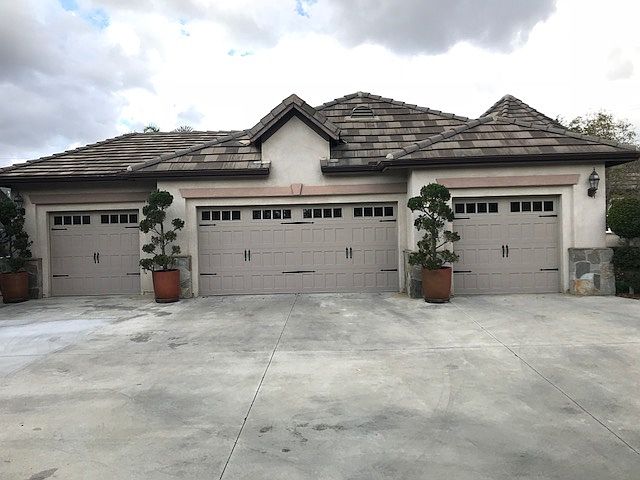 2nd image of 1429 Cresta Loma Dr
