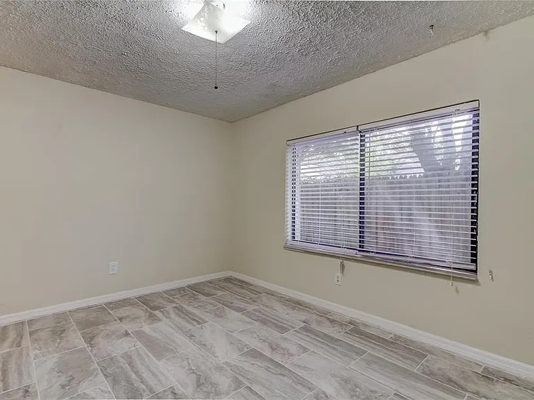 10406 Reclinata Ln — Photo 35