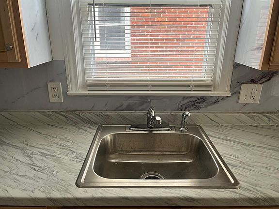 3rd image of 18423 Rosemont Ave