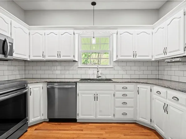 515 Kindred Dr, Smithville, MO 64089