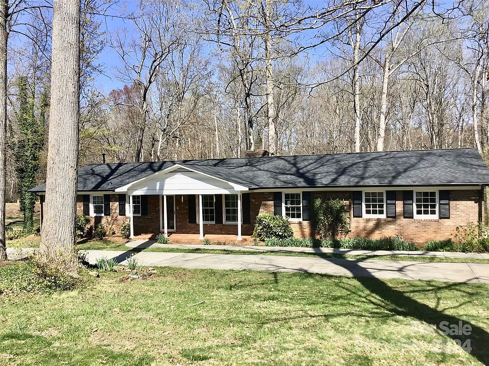 1st image of 303 Brookmeade Dr