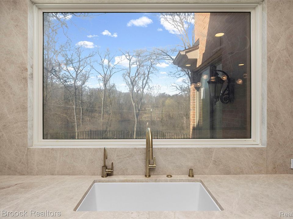 1888 W Tahquamenon Ct, photo 13