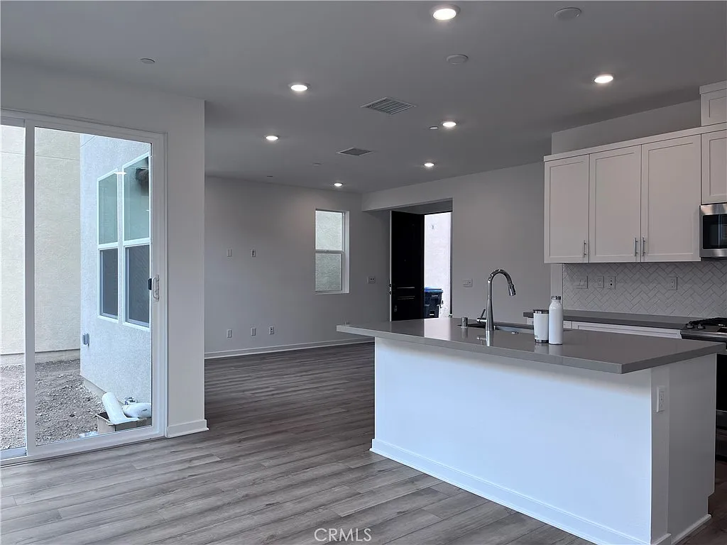 3 bed, 2.5 bath, 1730 sqft, $3,750 — Photo 3